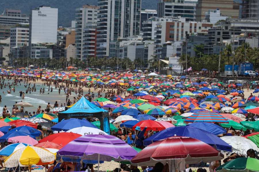 Rio de Janeiro registra aumento de lixo nas praias