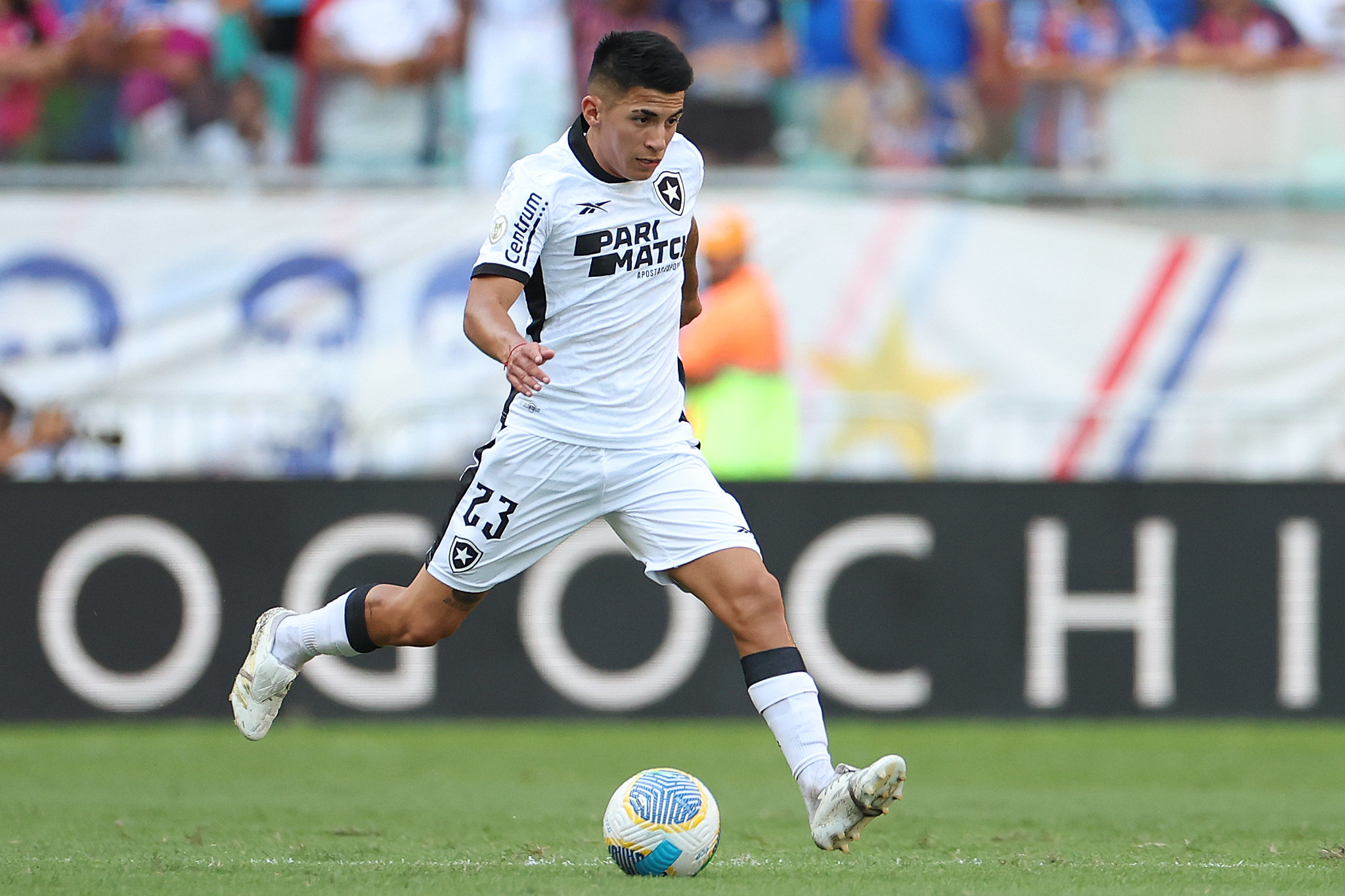 Palmeiras sonda Almada, mas negociação é difícil