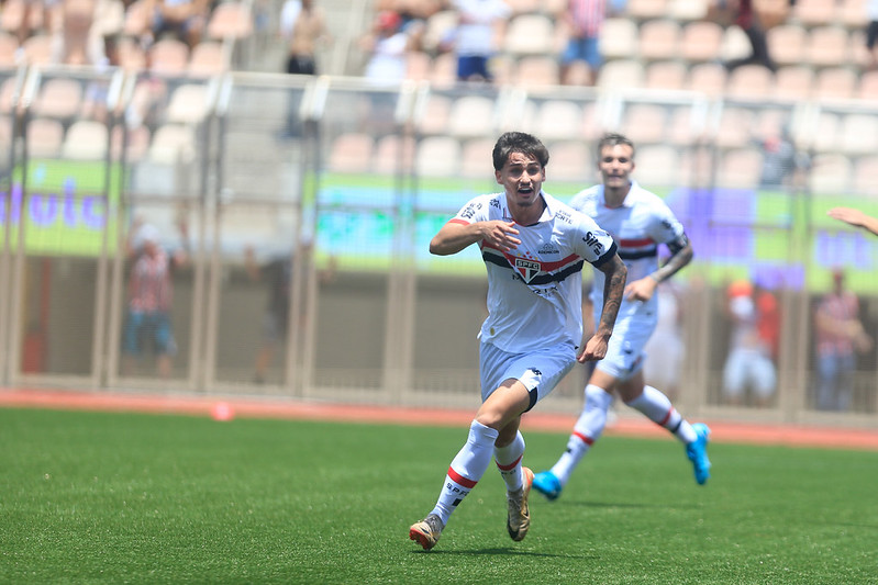 São Paulo dispensa zagueiro para fechar com clube europeu