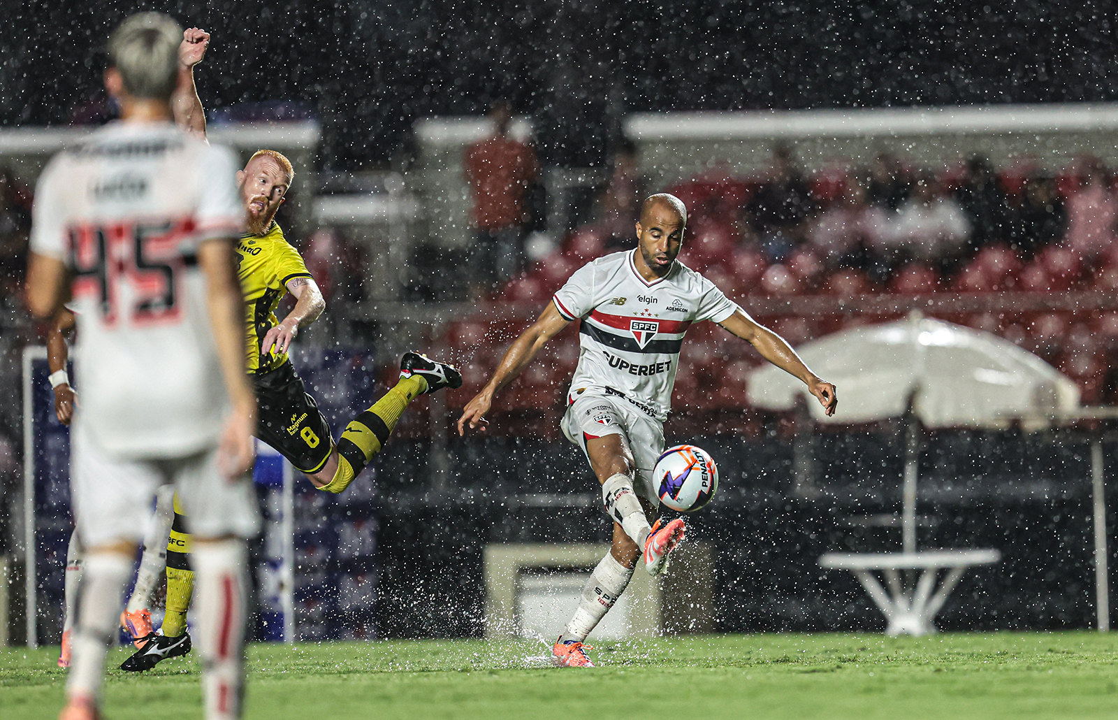 Lucas é substituído após sofrer pancada nas costas e preocupa