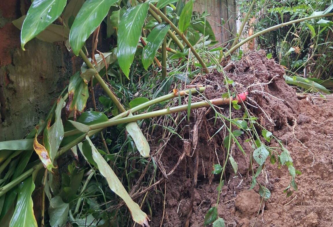 Chuvas provocam alagamentos e deslizamentos em Rio Grande da Serra