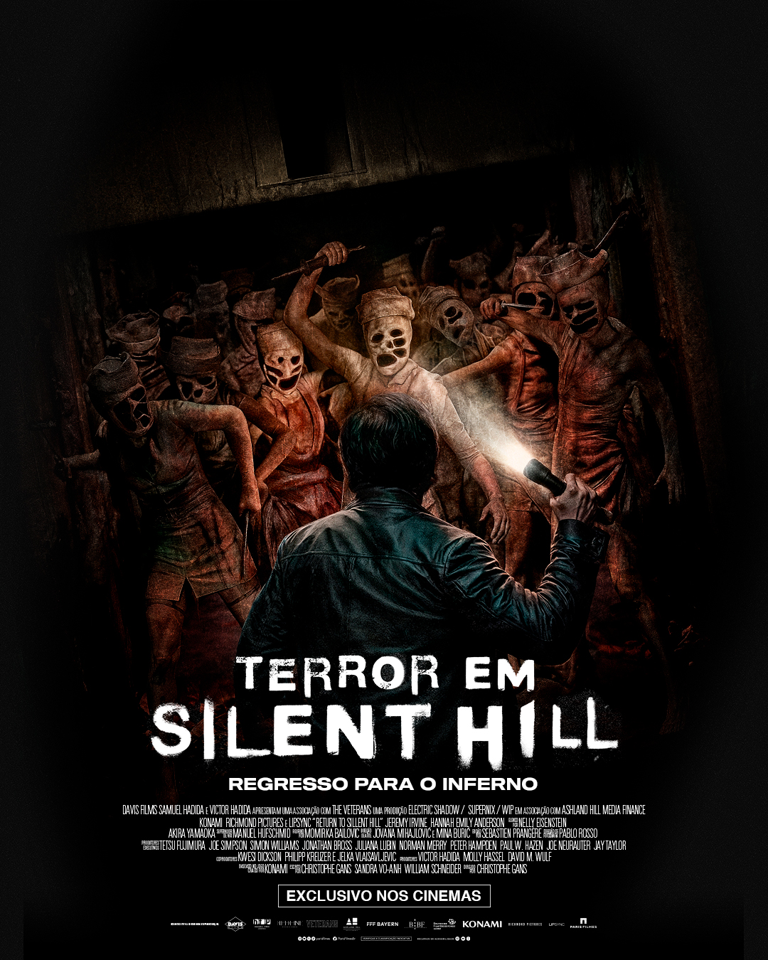 Pôster de Terror em Silent Hill: Regresso Para o Inferno, James com lanterna encarando enfermeiras monstruosas.