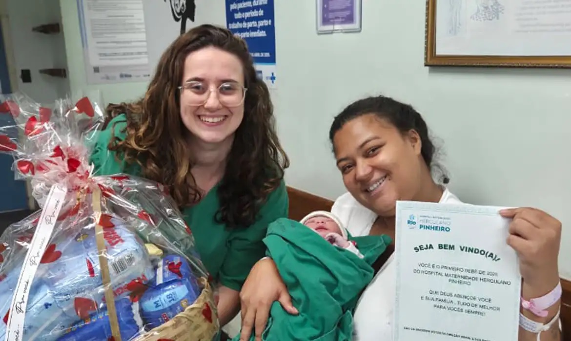 2 bebês disputam título de primeiro carioca nascido em 2026