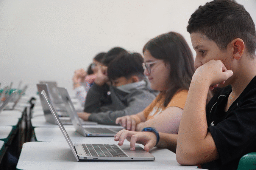 Redação Paulista amplia escrita de alunos em 68%.  sessão solene