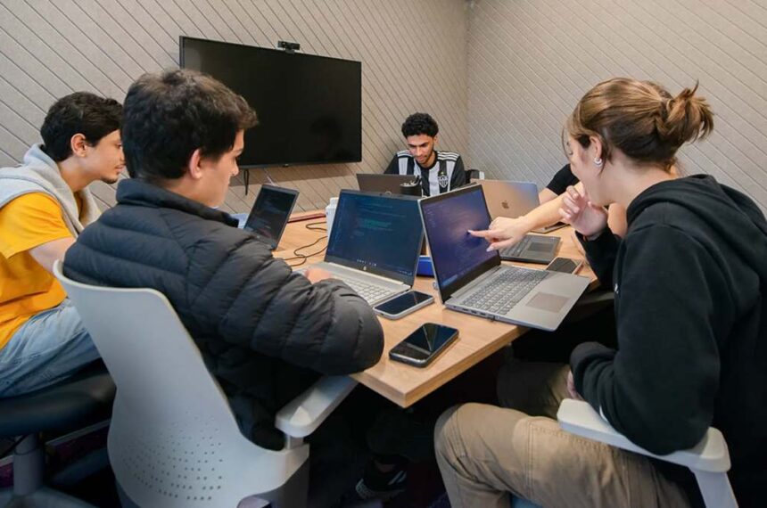 Grupo de estudos de alunos Inteli