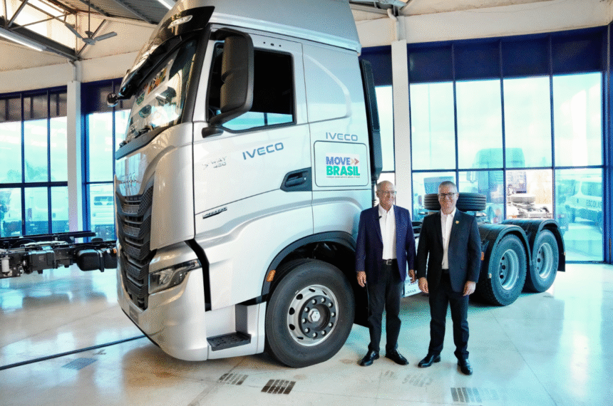 Iveco faz primeira entrega de caminhões pelo Programa Move Brasil, com participação de Geraldo Alckmin, vice-presidente da República, e Marcio Querichelli, presidente da Iveco para a América Latina - Transporte