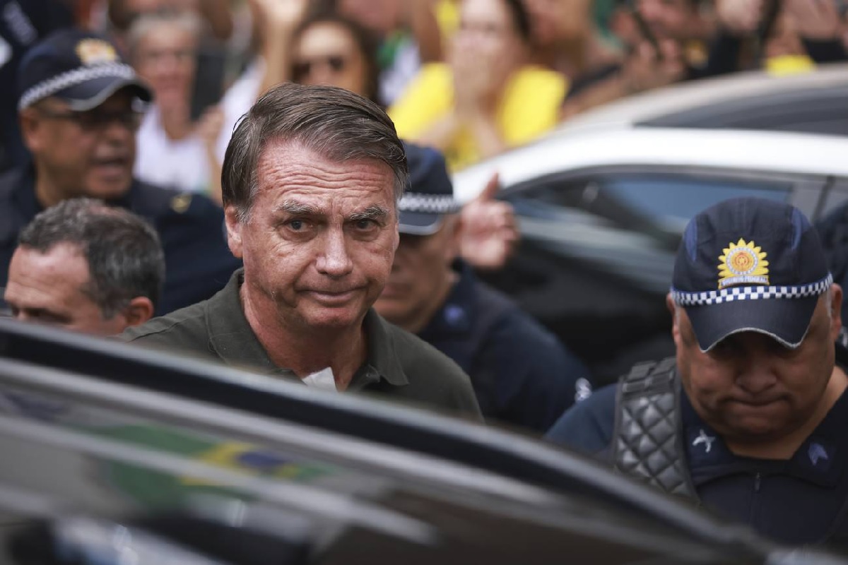 Defesa de Bolsonaro pede Smart TV e visita de pastor na PF