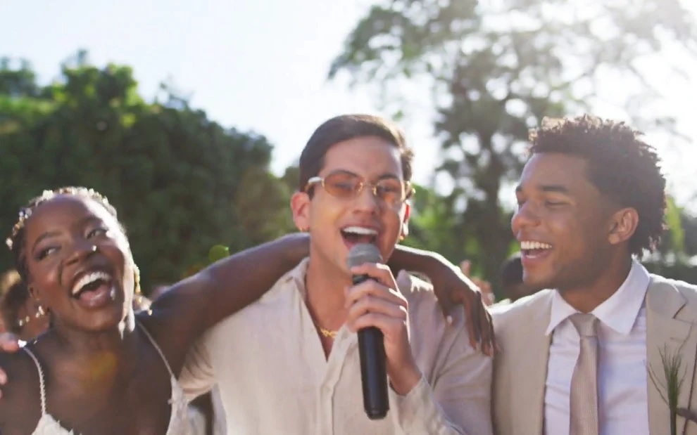 Léo Foguete agita final de Dona de Mim com show em casamento