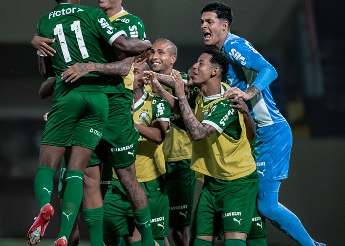 Palmeiras se classifica nos pênaltis, com polêmicas e 2º tempo eletrizante