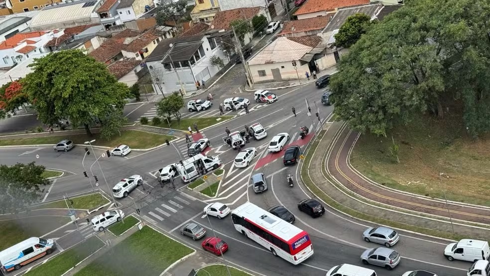 Polícia Militar colide com outro veículo em S.J dos Campos