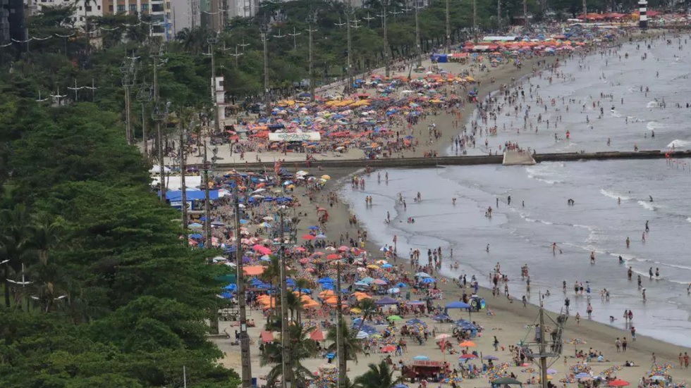 Santos proíbe consumação mínima para uso de cadeiras na praia