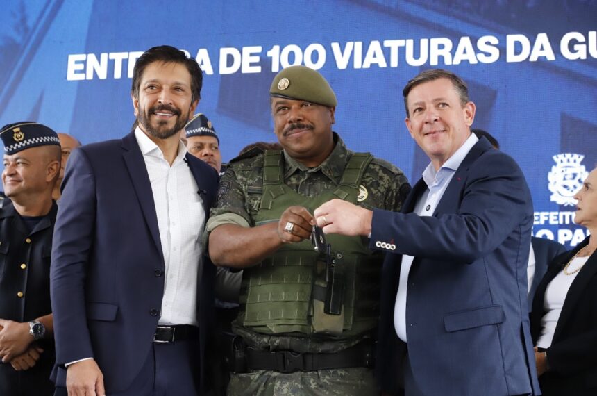 Prefeito de São Paulo, Ricardo Nunes, acompanhado do Secretário de Segurança Pública, Orlando Morando, entregando a chave das novas viaturas da GCM - Divulgação/Prefeitura de São Paulo