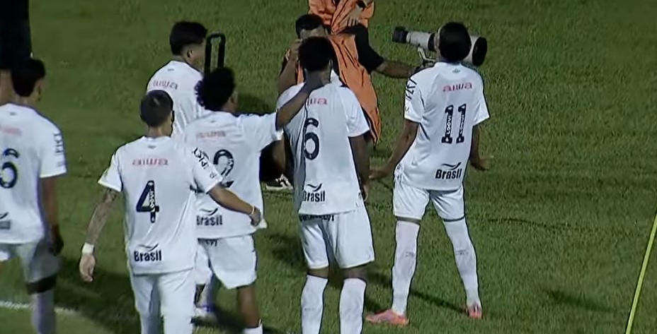 Santos toma susto, mas vence e se garante no mata-mata da Copinha