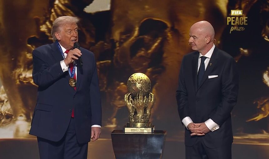 Trump, presidente dos EUA recebendo premiação da FIFA no sorteio da Copa do Mundo