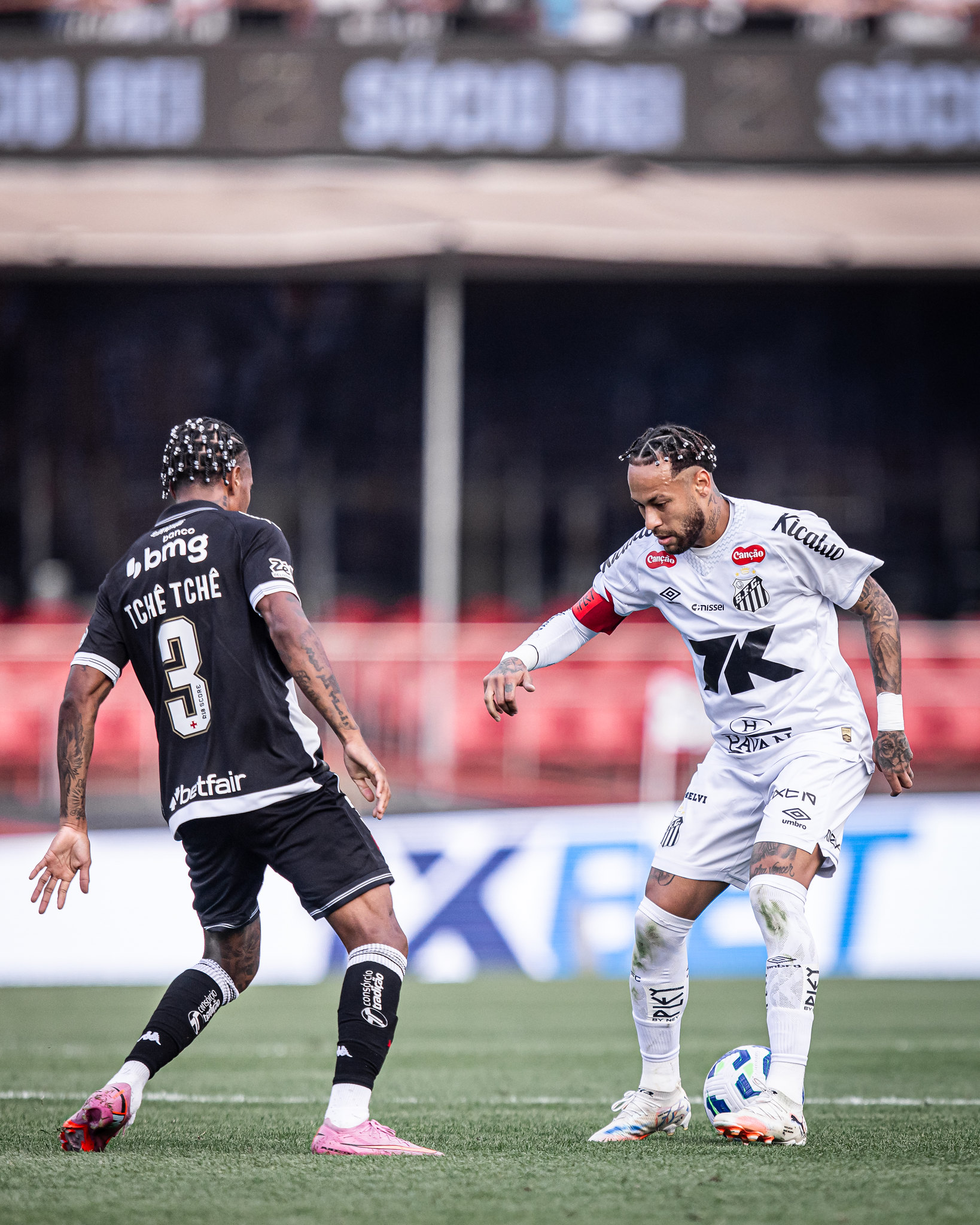 Santos enfrenta o Vasco buscando sair da lanterna e se afastar da crise