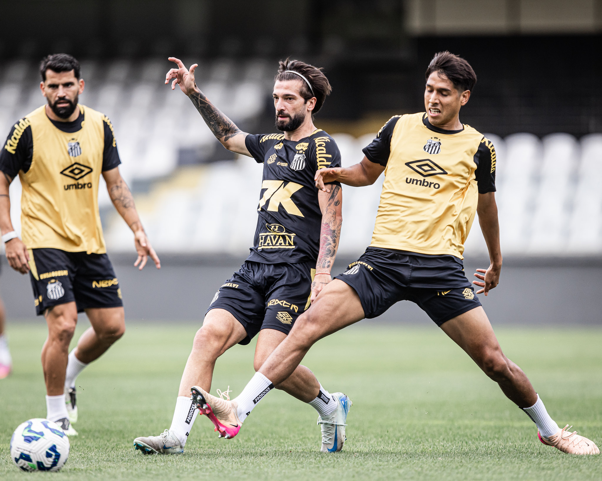 Santos empresta zagueiro para o Libertad-PAR e mira reposição