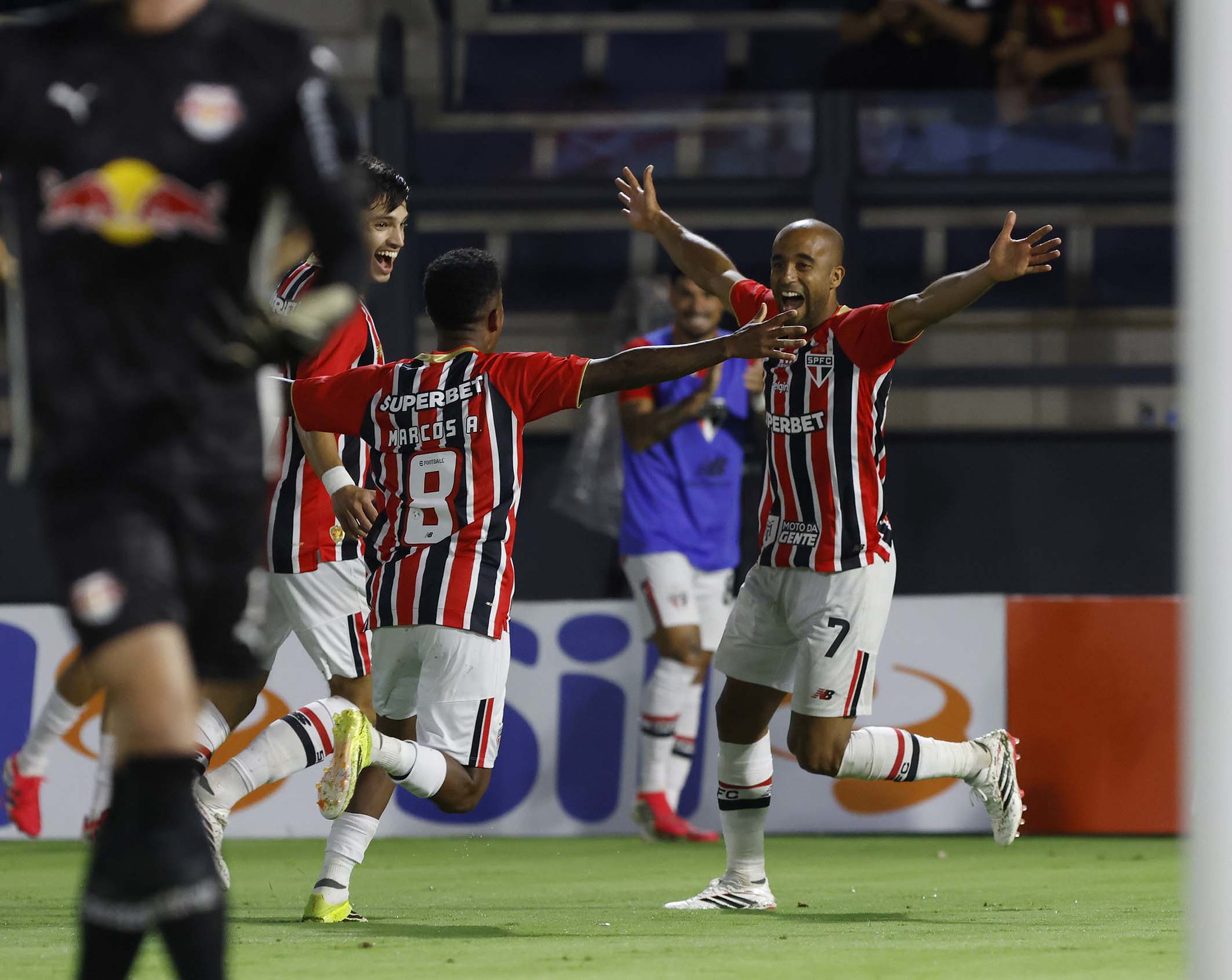 São Paulo quebra tabu contra o Bragantino e avança às semifinais do Paulistão 2026