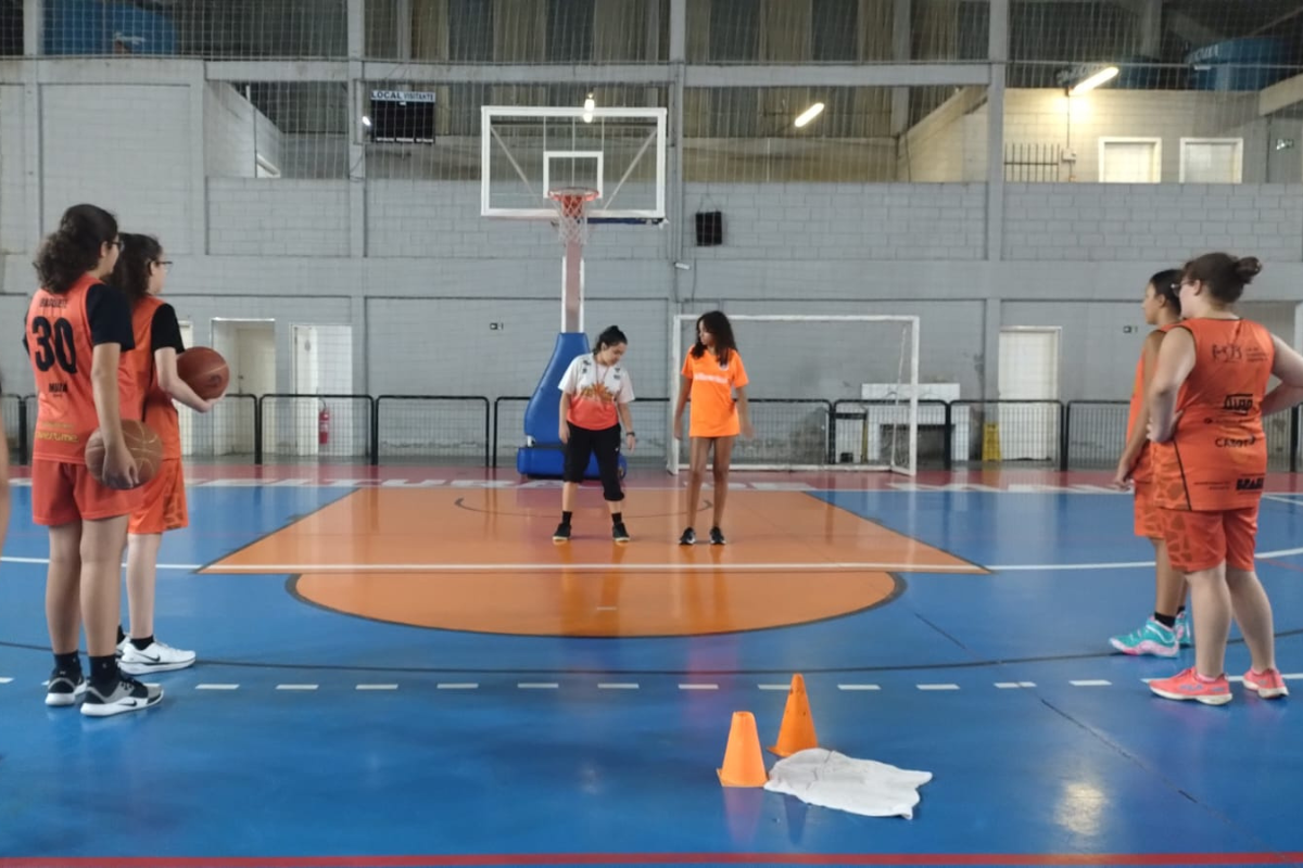 Mauá abre vagas em escolinha de basquete gratuito para meninas