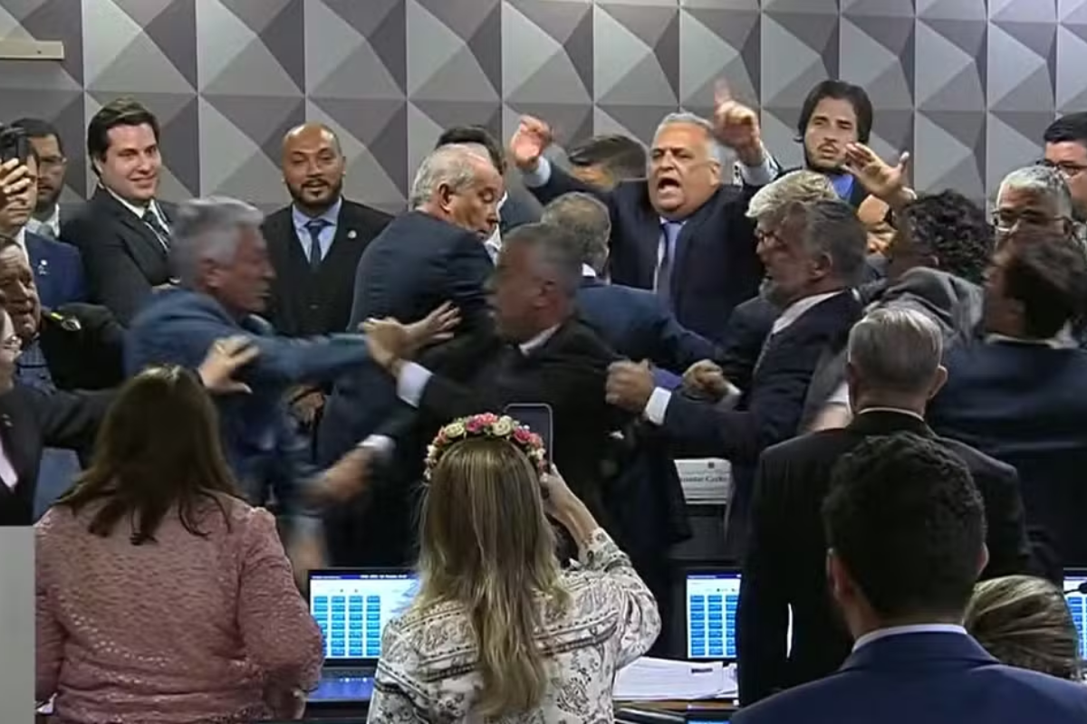 CPI do INSS aprova quebra sigilo de filho de Lula em sessão tumultuada