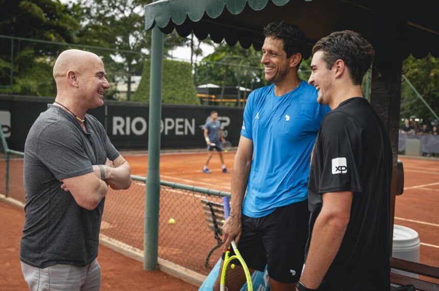 Andre Agassi conversou os tenistas brasileiros Marcelo Melo e João Fonseca, que irão jogar as semifinais em duplas, neste sábado - Fotojump