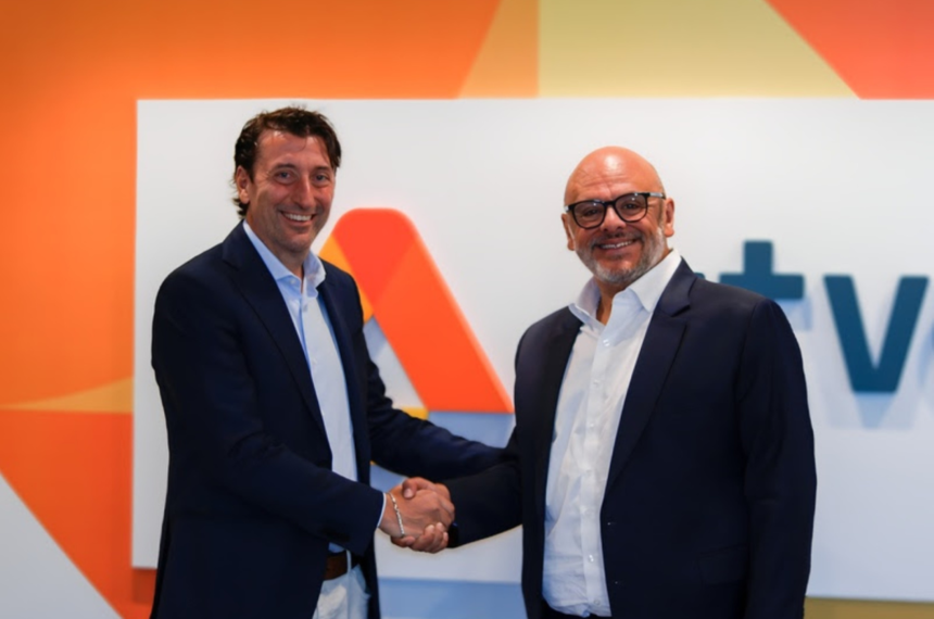 Atvos firma parceria com a Scania, Simone Montagna, presidente da Scania Brasil, e Bruno Serapião, CEO da Atvos - Transporte