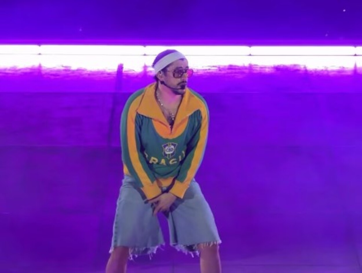 Bad Bunny usa camisa de Pelé de 1966