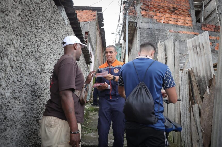 Agentes da Defesa Civil de SP derm orientações e fizeram um treinamento de evacuação com os moradores neste sábado - Divulgação/Governo de SP