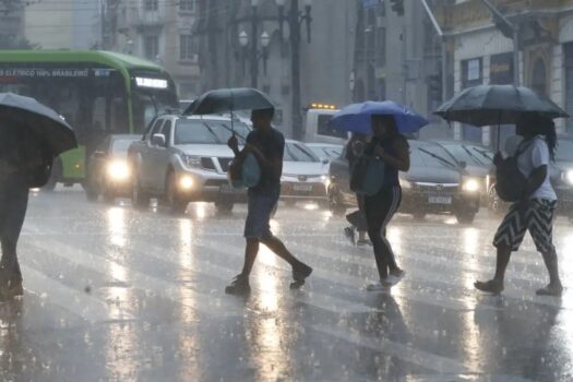 Alerta da Defesa Civil de SP prevê chuvas e granizo