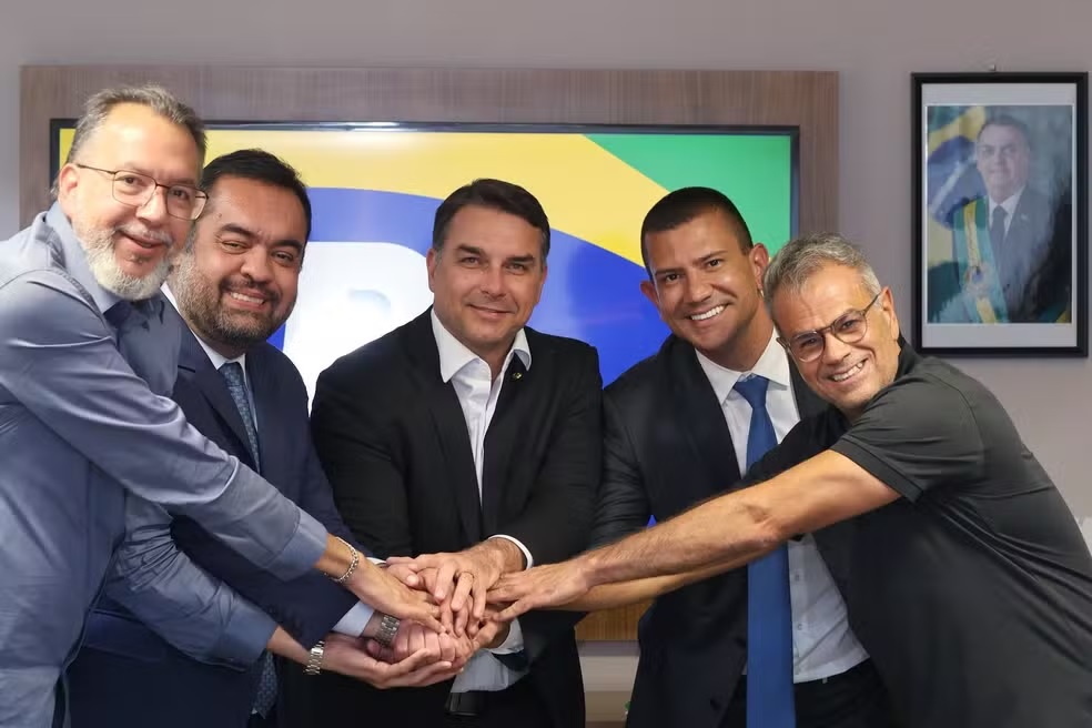 Flávio Bolsonaro oficializa aliança com prefeito de Belford Roxo