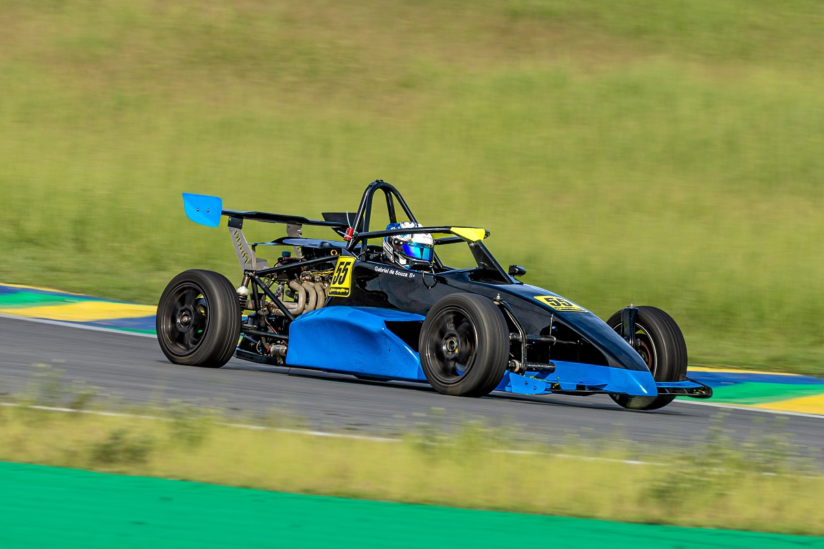 Gabriel Souza vence Corrida 2 da Fórmula 1600 em Interlagos