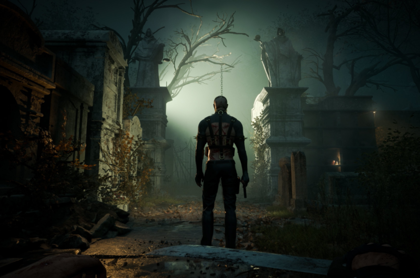 Personagem de costas em cemitério enevoado, clima de terror.