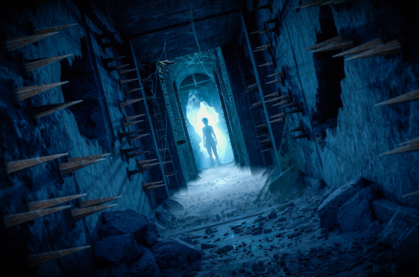 Silhueta ao fundo em corredor azul com espinhos nas paredes.