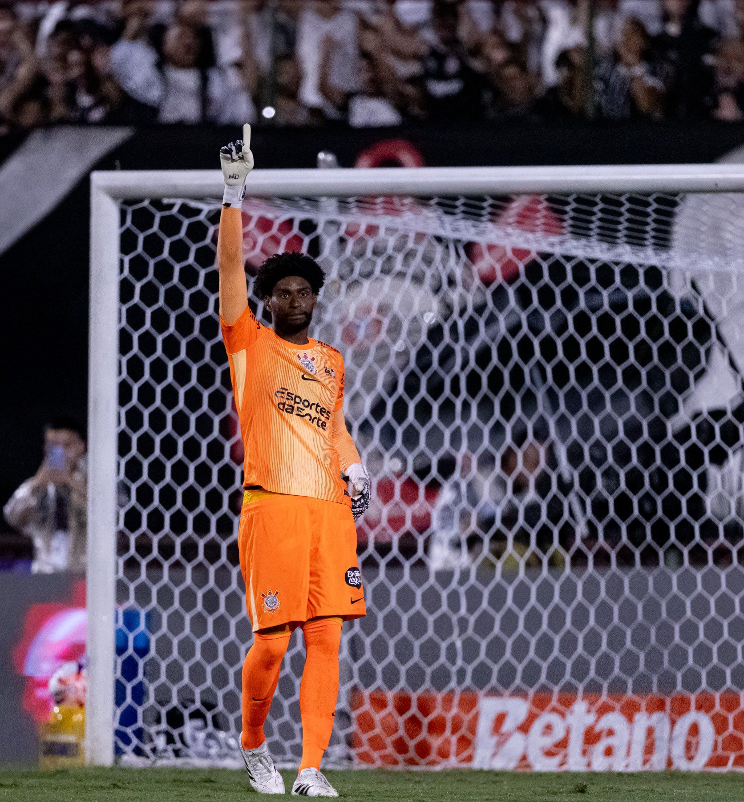 Portuguesa e Corinthians se manifestam contra ofensas a Hugo Souza