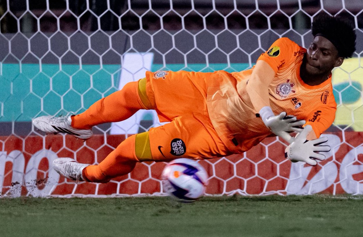 Hugo Souza sai em defesa da árbitra após caso de machismo