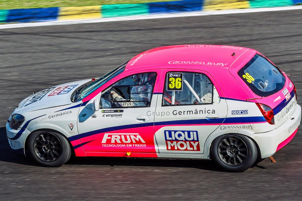 Manu Clauset brilha e vence na estreia da STR