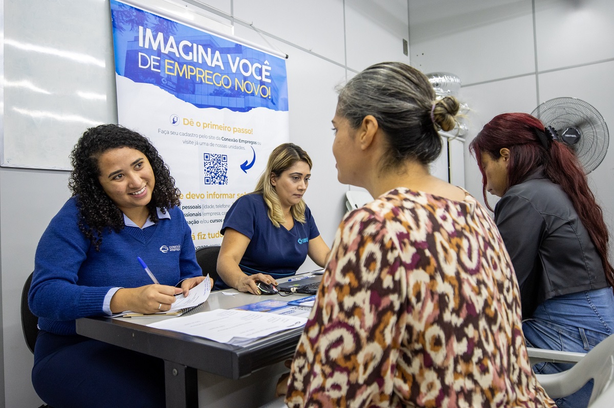 Itaquá orienta candidatos como montar um curriculo profissional