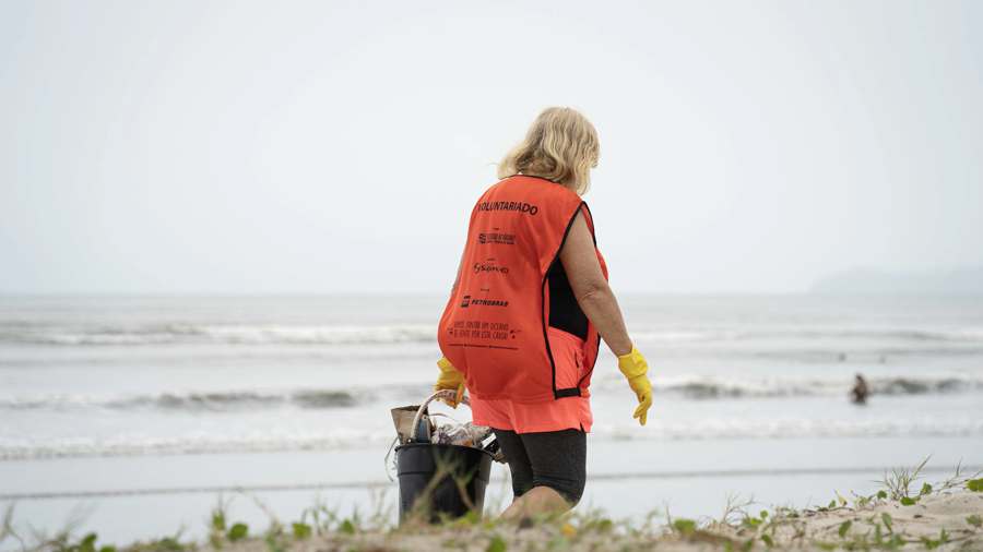 Caraguatatuba promove mutirão de limpeza de praia neste sábado