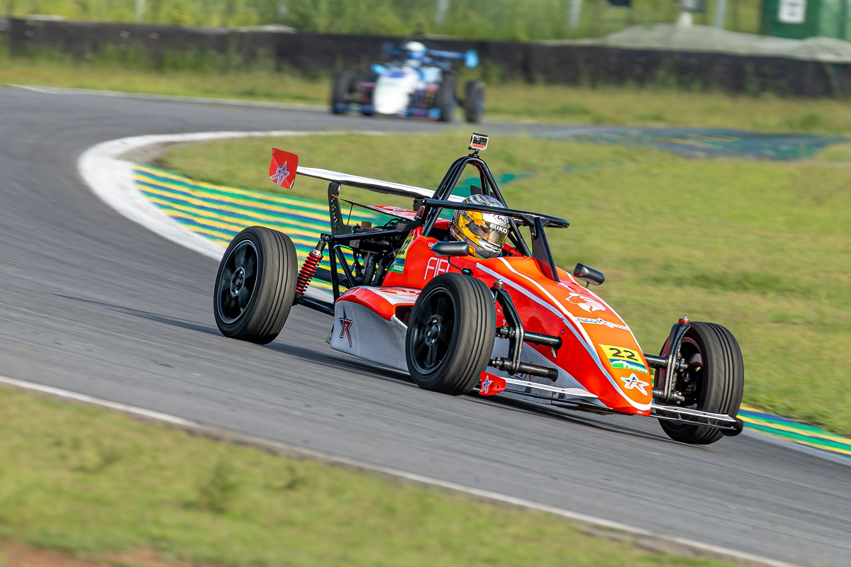 Lucas Monteiro supera desafios e conquista pódio na Fórmula 1600