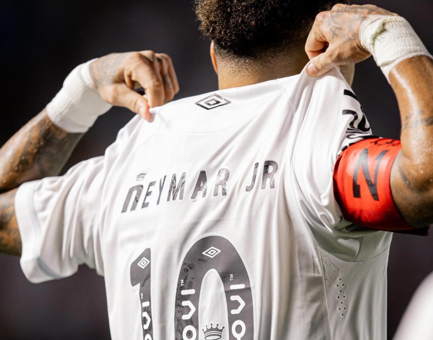 Neymar marca e entra em Top-10 histórico do Santos