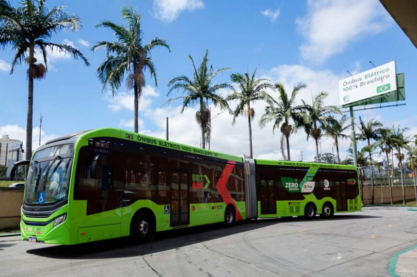 Ônibus articulado elétrico