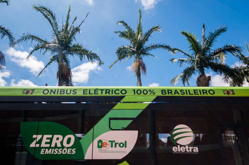 Ônibus articulado elétrico