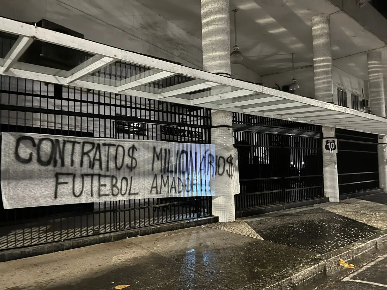 Crise no Santos: Torcida faz protestos contra Marcelo Teixeira