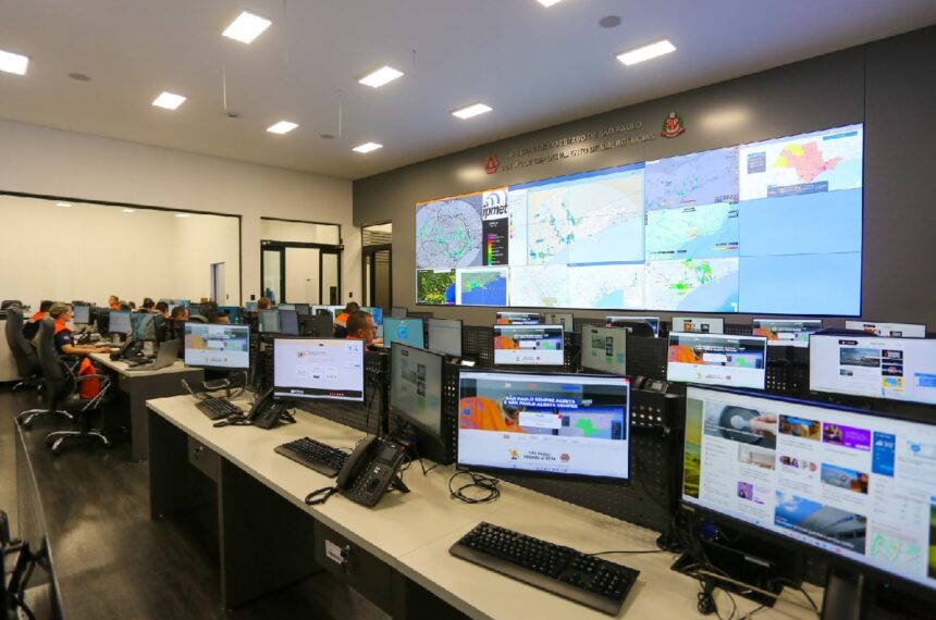 Sala de monitoramento em tempo real da Defesa Civil estadual - Governo de São Paulo/Divulgação