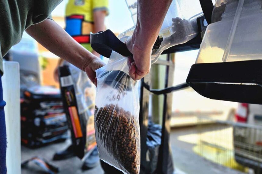 Tigela Cheia - troca de garrafas PET por ração