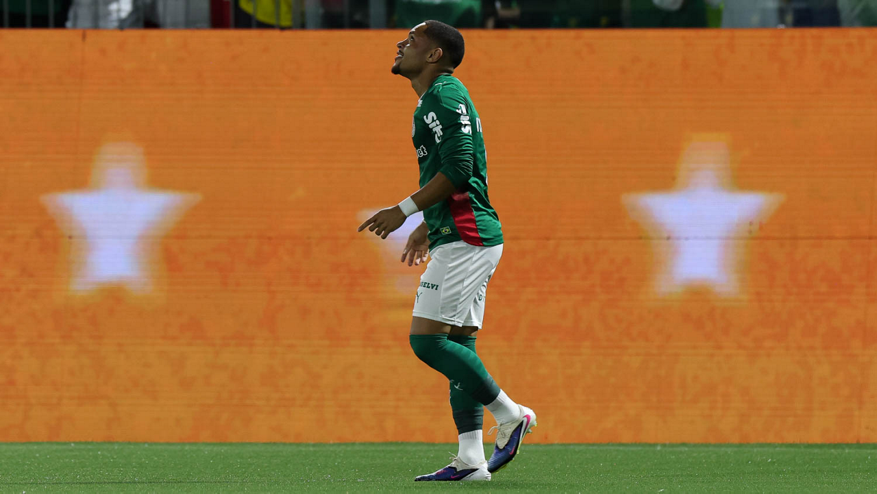 Vitor Roque rasga elogios a Arias: “É um craque”