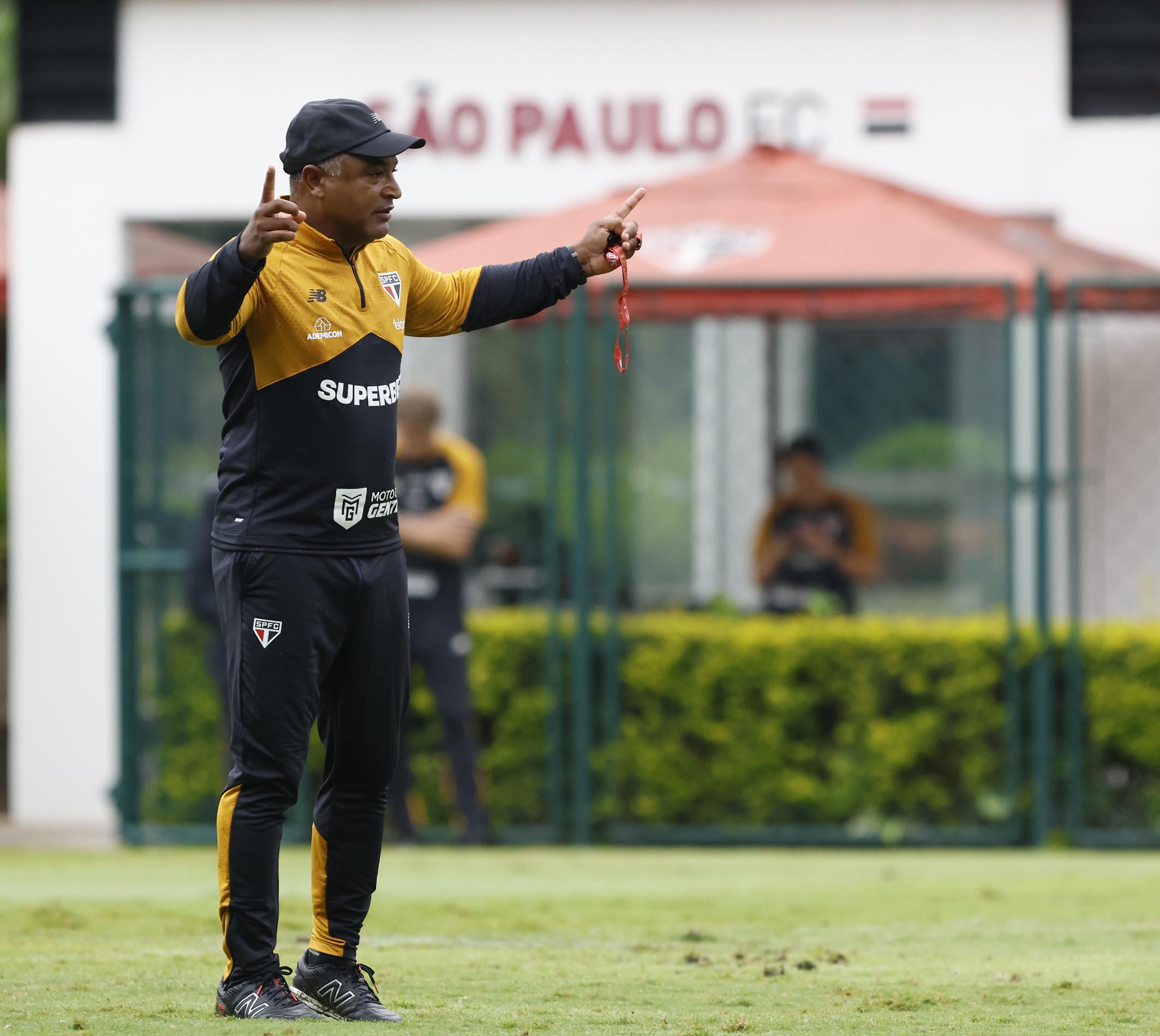 Roger Machado comanda primeiro treino no São Paulo focado em táticas