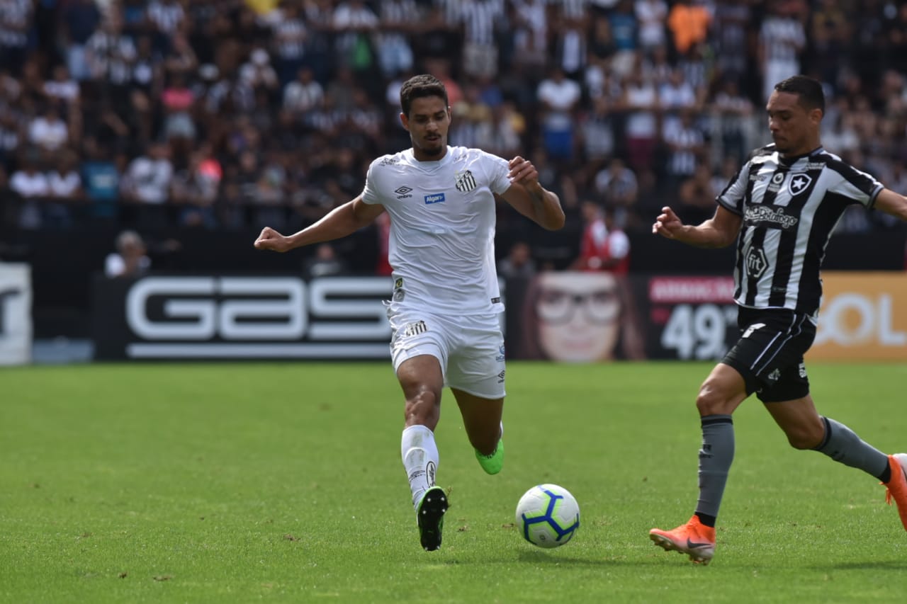 Lucas Veríssimo consegue sair do Catar, mas deve ficar de fora do clássico
