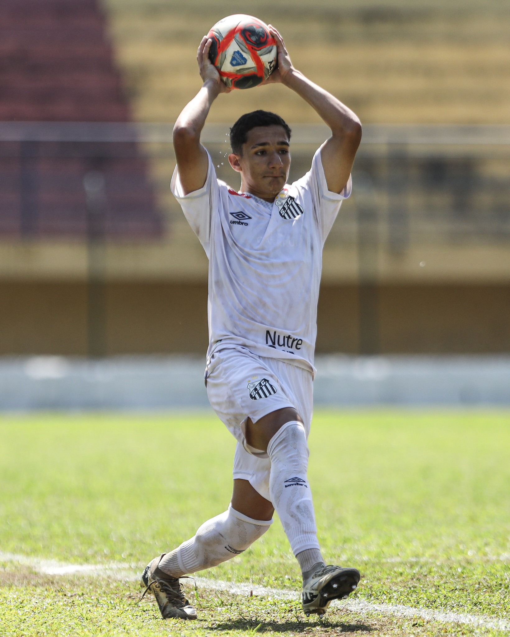 Santos observa interesse português em joia de 17 anos