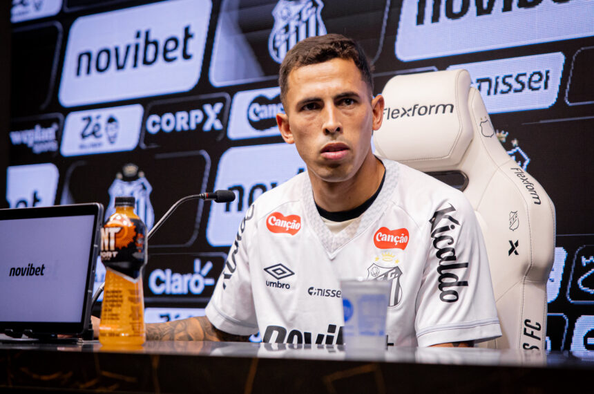 Oliva se diz um jogador defensivo em sua apresentação no Santos