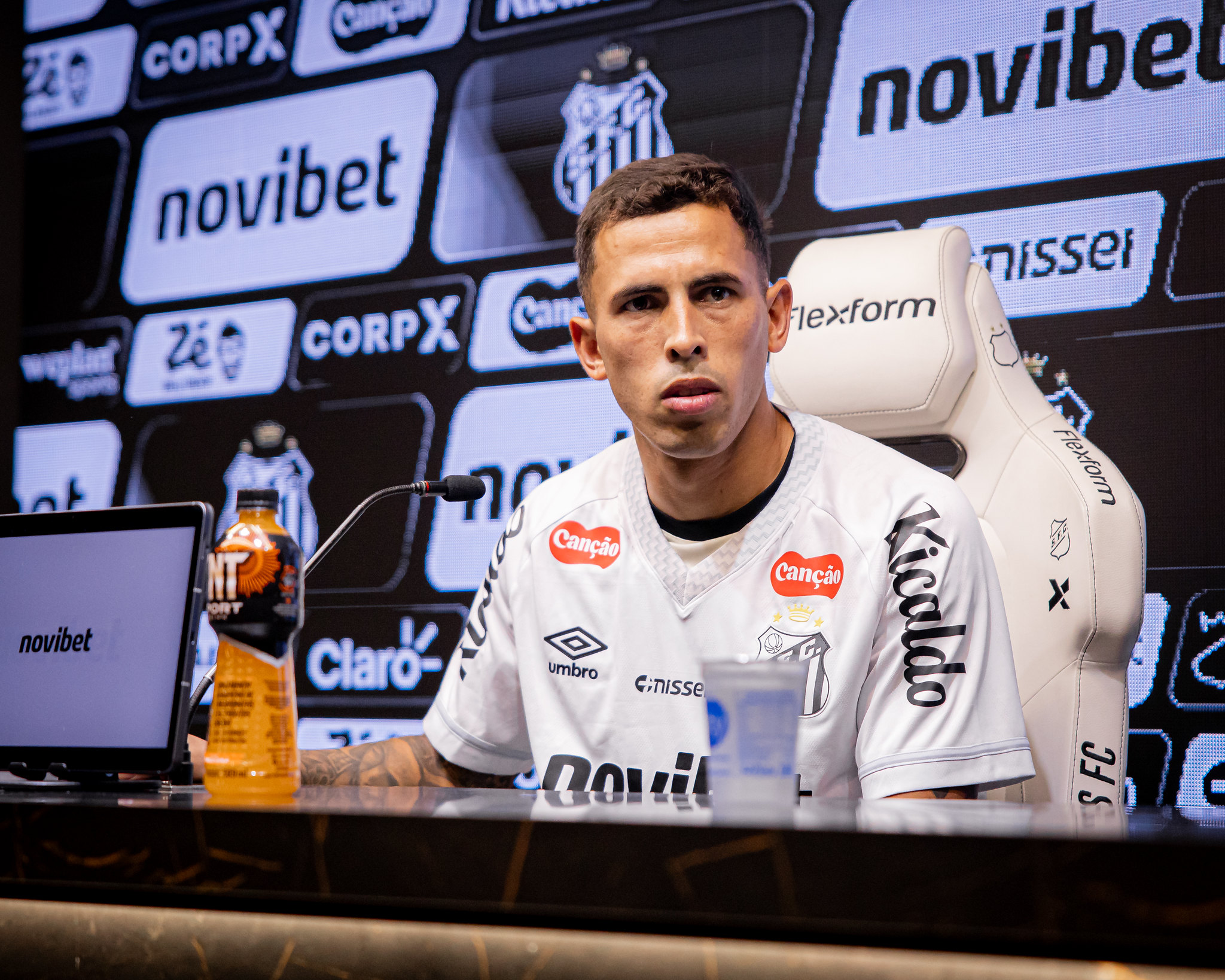 Raul Baretta / Santos Oliva se diz um jogador defensivo em sua apresentação no Santos